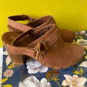 "Wisteria" clogs